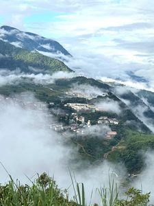 墨脱县城被云海环绕，如漂在云上，海市蜃楼观景台视角